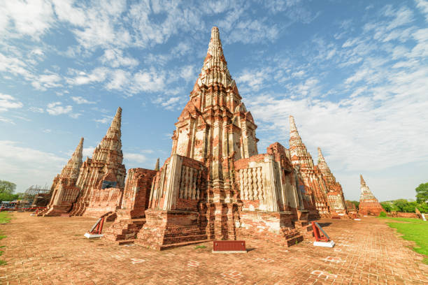 malerische ruinen des wat chaiwatthanaram in ayutthaya, thailand - wat chaiwattanaram stock-fotos und bilder