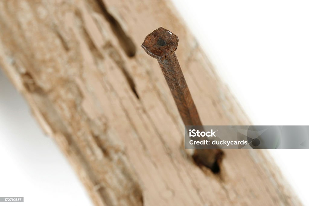 Clou dans un morceau de bois vieux - Photo de Christianisme libre de droits