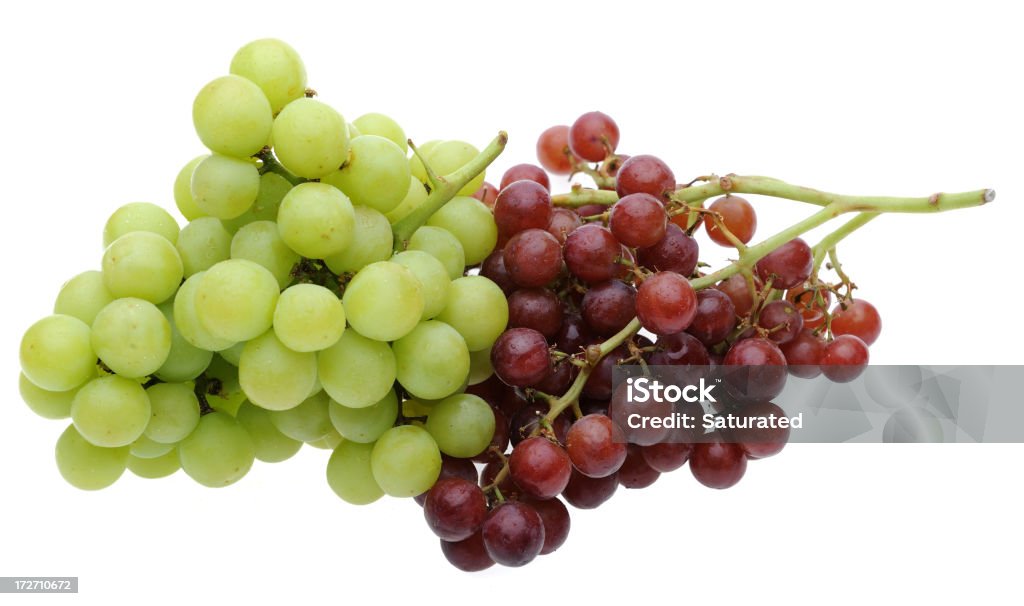 Vert et rouge et de raisin isolé sur fond blanc - Photo de Aliment libre de droits