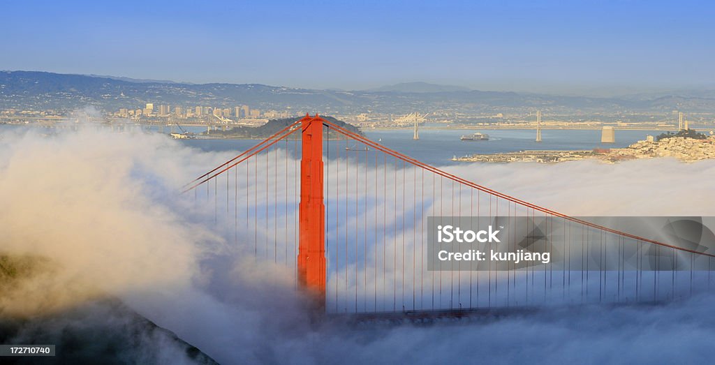 Golden gate bridge em nuvens - Royalty-free Ajardinado Foto de stock