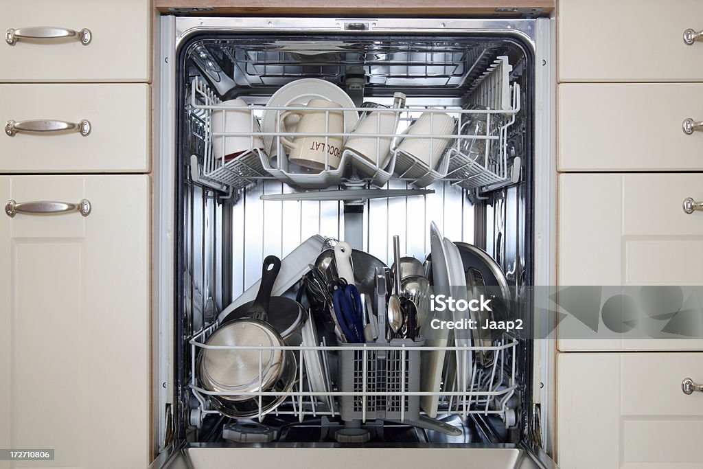 Close -up of 内蔵食器洗い器を洗浄料理に、フロントの眺め - 食器洗浄機のロイヤリティフリーストックフォト