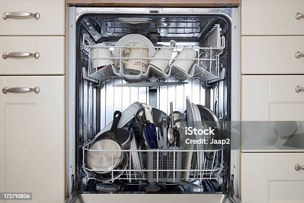 Close Up Of 内蔵食器洗い器を洗浄料理にフロントの眺め - 食器洗浄機のストックフォトや画像を多数ご用意 - 食器洗浄機, いっぱいになる, 正面から見た図