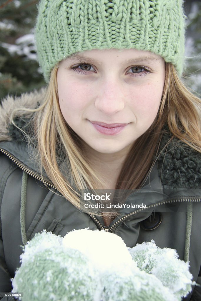Młoda dziewczyna w Winter's Day - Zbiór zdjęć royalty-free (14-15 lat)