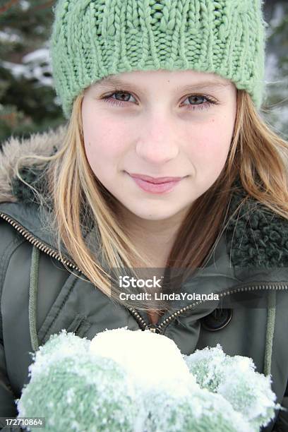 Молодая Девушка В Зимнейs День — стоковые фотографии и другие картинки 14-15 лет - 14-15 лет, Вертикальный, Веселье