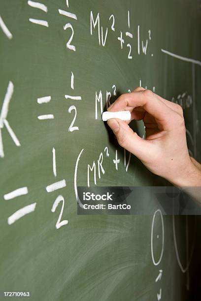 Foto de Matemática Em Um Chalkboard Atribuição e mais fotos de stock de Aluno do Ensino Médio - Aluno do Ensino Médio, Aprender, Autoridade