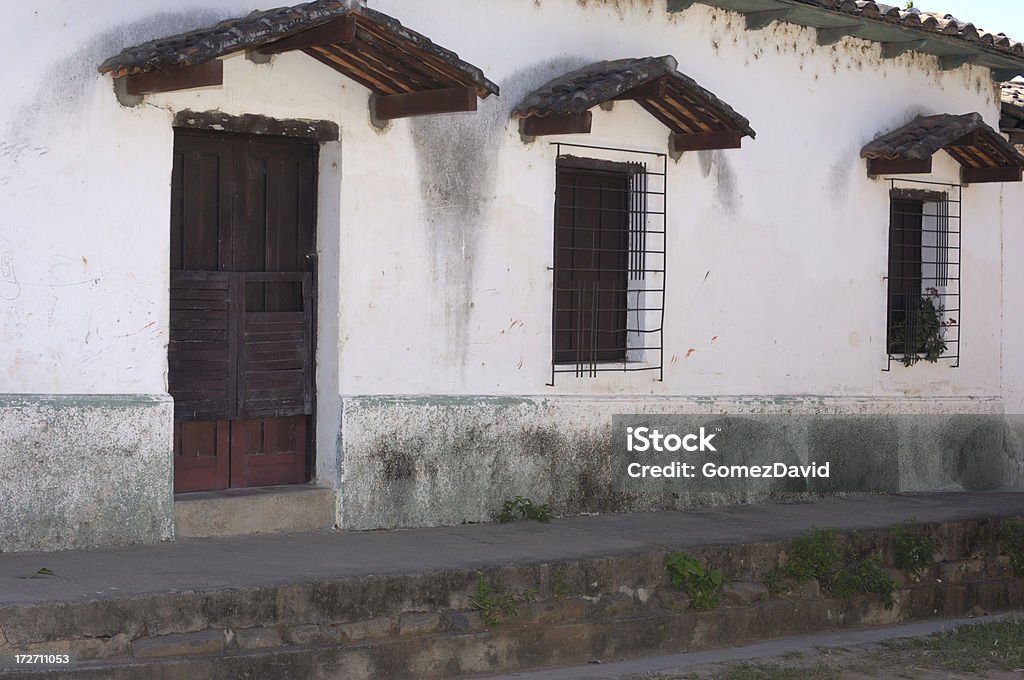 Salvadoreño edificio principal y Street - Foto de stock de Acera libre de derechos