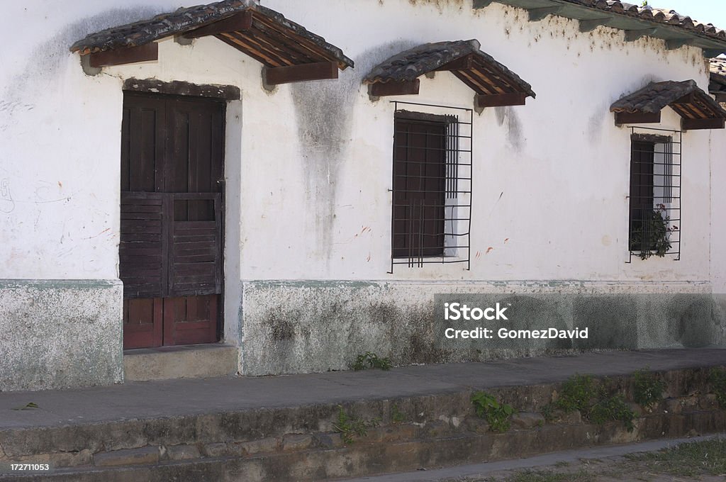 Salvadorenho edifício frente e a rua - Foto de stock de América Central royalty-free