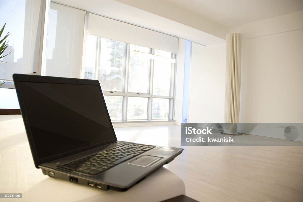 interior de la casa y computadora portátil - Foto de stock de Cuarto de estar libre de derechos