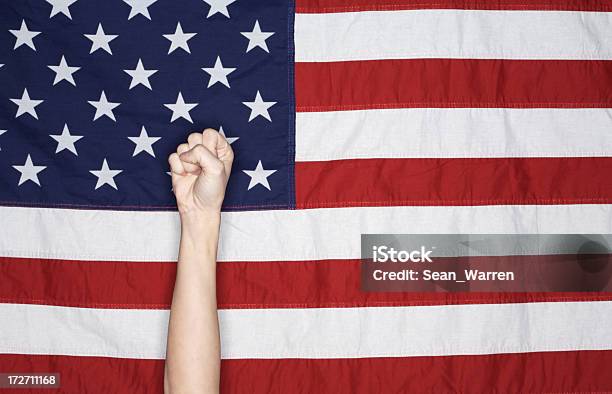 Bandera Estadounidenseresistencia Puño Foto de stock y más banco de imágenes de Bandera estadounidense - Bandera estadounidense, Celebración - Acontecimiento, Conceptos