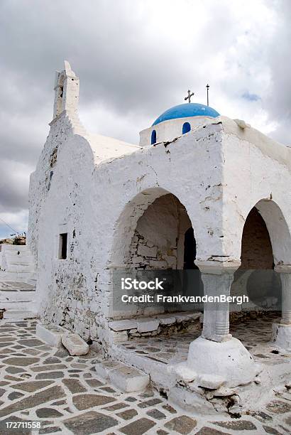 Chiesa Bianca Sotto Un Cielo Minaccioso - Fotografie stock e altre immagini di Fira - Fira, Tempesta, A forma di croce