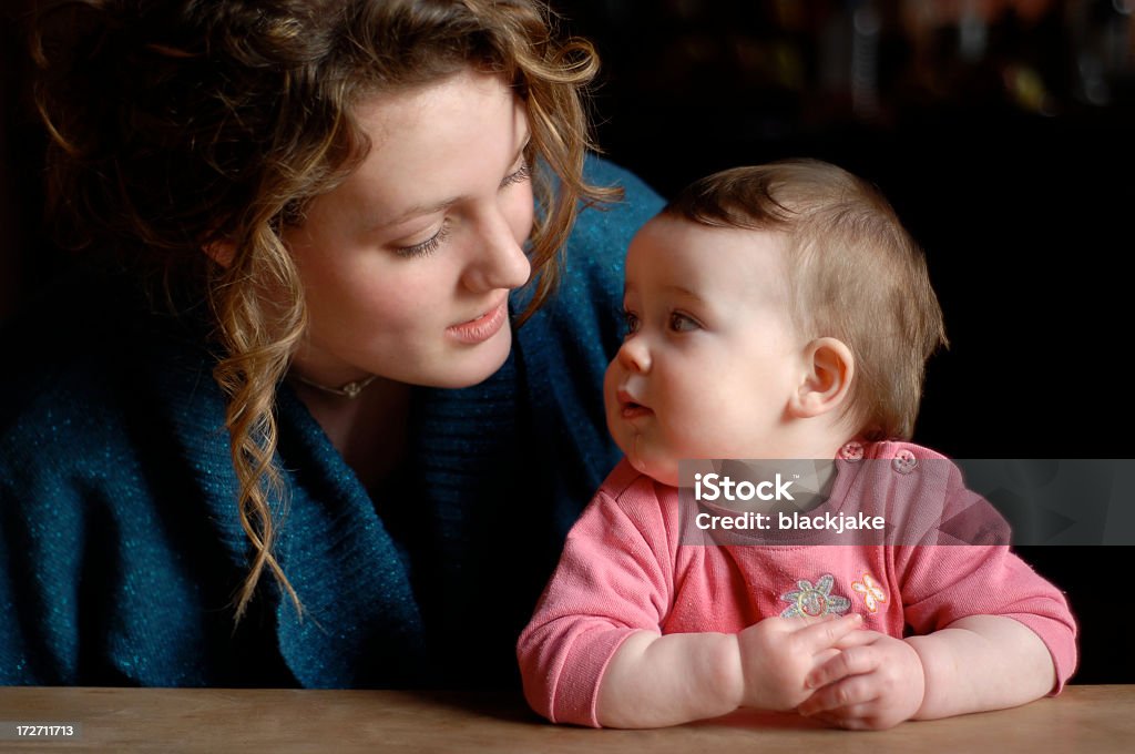 Giovane donna e bambino - Foto stock royalty-free di Gravidanza precoce