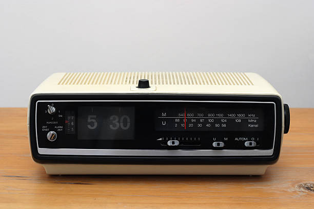 30+ Retro Radio Reloj Despertador En Mesa De Madera Fotografías de