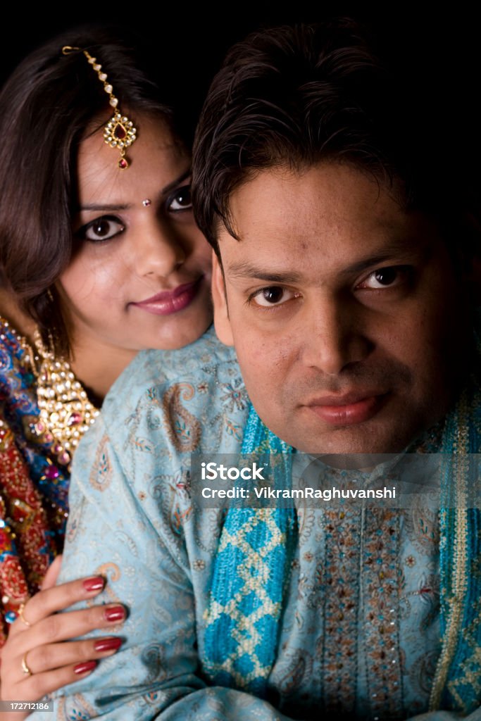 Recientemente miércoles pareja India asiática vertical retrato oscuro - Foto de stock de Abrazar libre de derechos