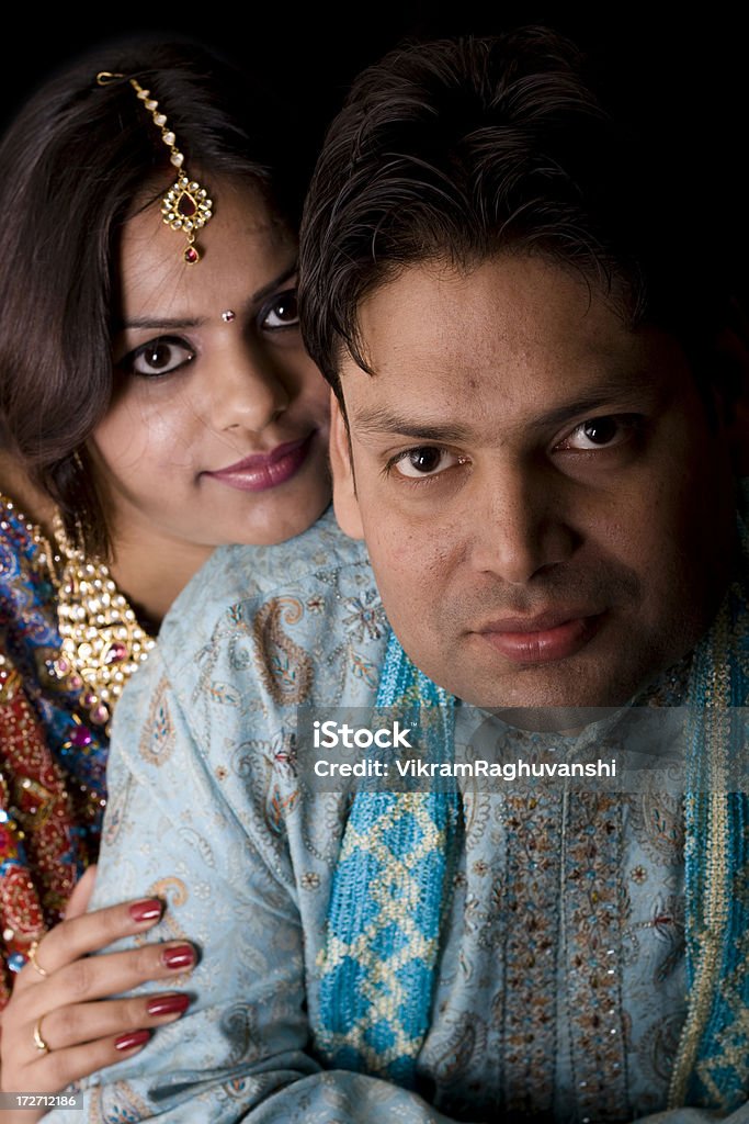 Novo casamento indiano Casal asiático vertical Retrato escuro - Royalty-free Abraçar Foto de stock