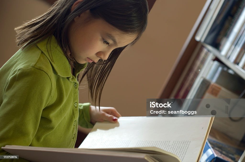 Estudiante en la biblioteca del libro - Foto de stock de Biblioteca libre de derechos