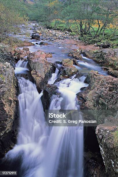 Abbassi Caduteglen Nevis - Fotografie stock e altre immagini di Acqua - Acqua, Acqua fluente, Ambientazione esterna