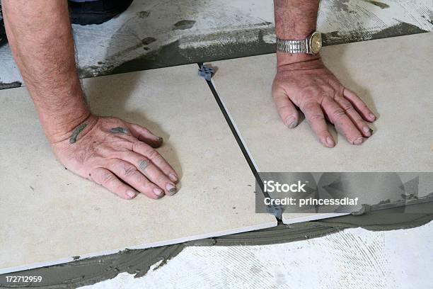 Człowiek Układanie Płytek - zdjęcia stockowe i więcej obrazów Cement - Cement, Część, Dorosły