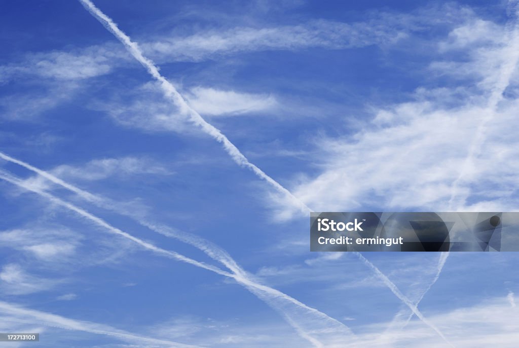 Luz y contrails nubes en el cielo azul - Foto de stock de Azul libre de derechos