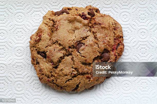 Photo libre de droit de Big Fat Cookie Aux Pépites De Chocolat banque d'images et plus d'images libres de droit de Cookie aux pépites de chocolat - Cookie aux pépites de chocolat, Inachevé, Aliment