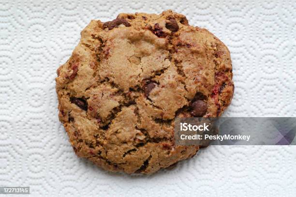 Foto de Big Fat Cookie Quente Com Pedaços De Chocolate e mais fotos de stock de Biscoito de Chocolate - Biscoito de Chocolate, Incompleto, Alimentação Não-saudável