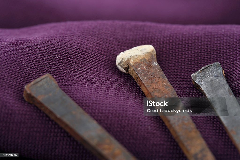 Zardzewiały stary paznokci na fioletowym - Zbiór zdjęć royalty-free (Akcesoria religijne)