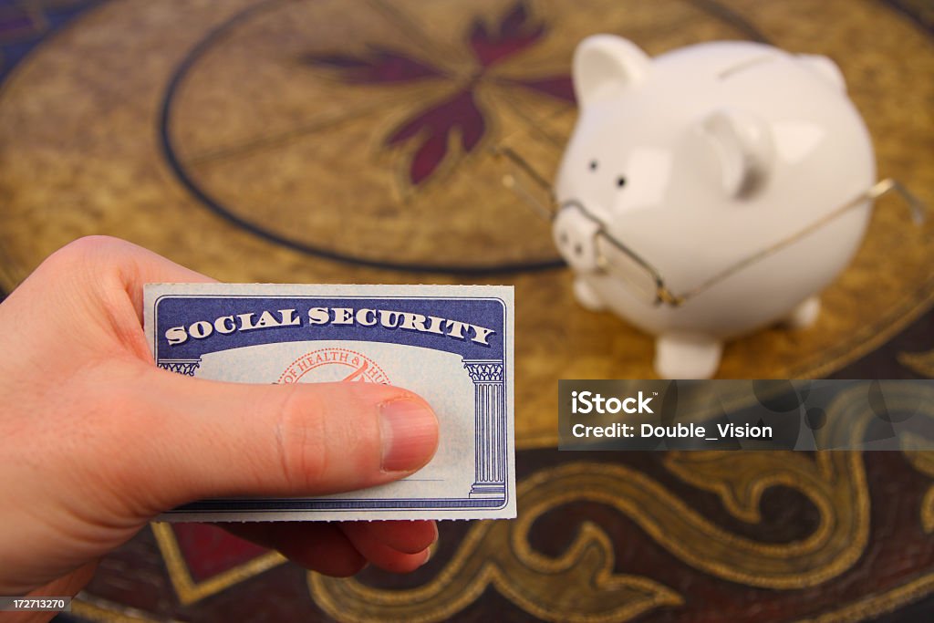 Retraite économies: Carte de sécurité sociale et tirelire avec des lunettes - Photo de Carte de Sécurité Sociale libre de droits