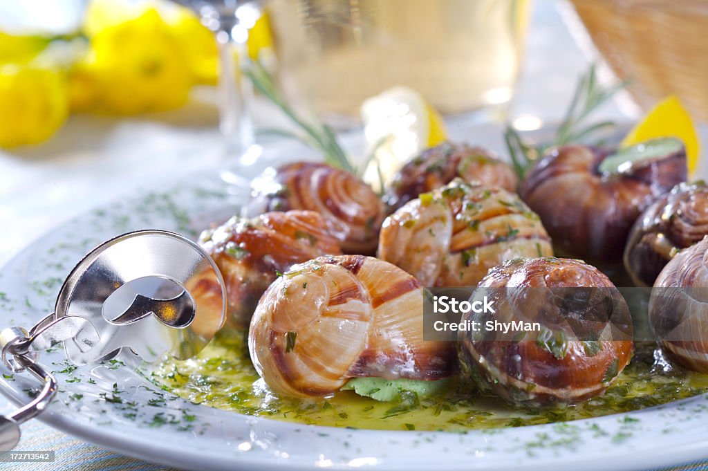 Escargots avec une sauce à l'ail - Photo de Cassolette d'escargots libre de droits