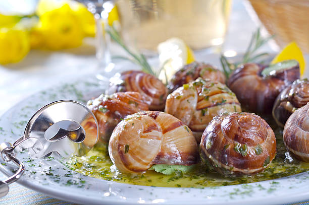 巻き貝のガーリックソースがけ - gourmet snail food escargot ストックフォトと画像