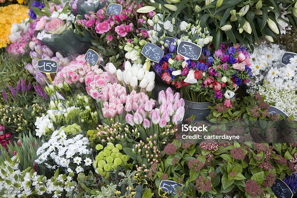 Цветочный рынок в Париже - Стоковые фото Символ евро роялти-фри