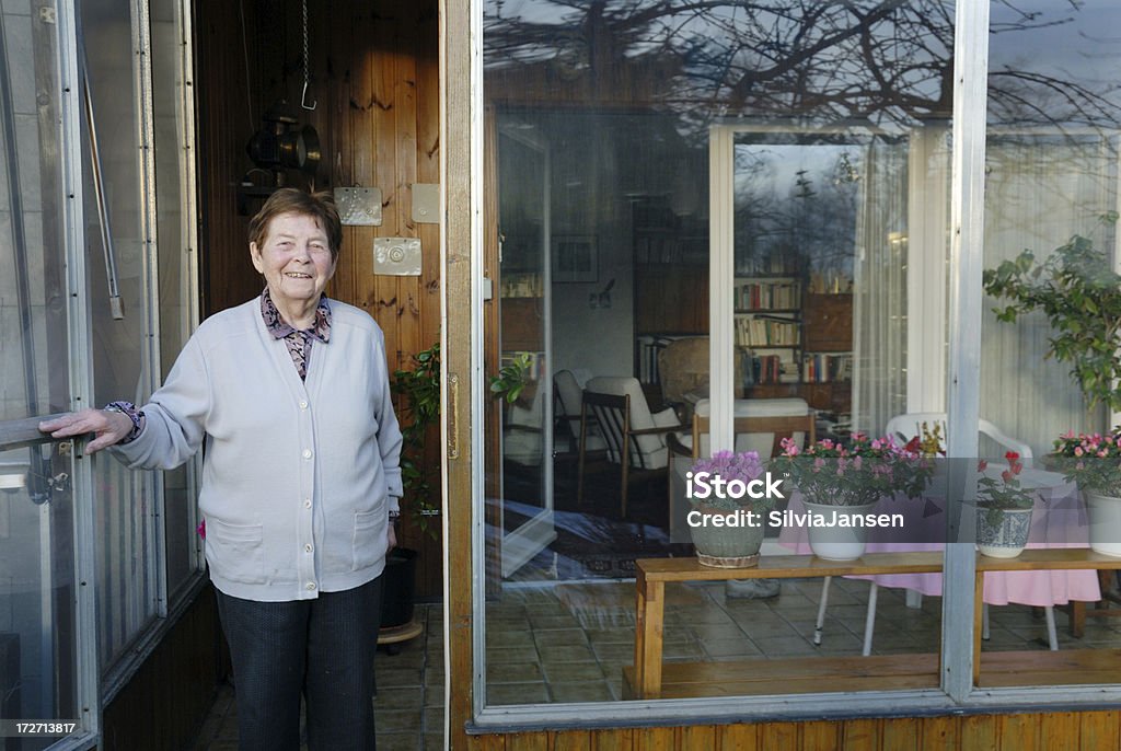 집에서요 여자 노인 - 로열티 프리 문 스톡 사진