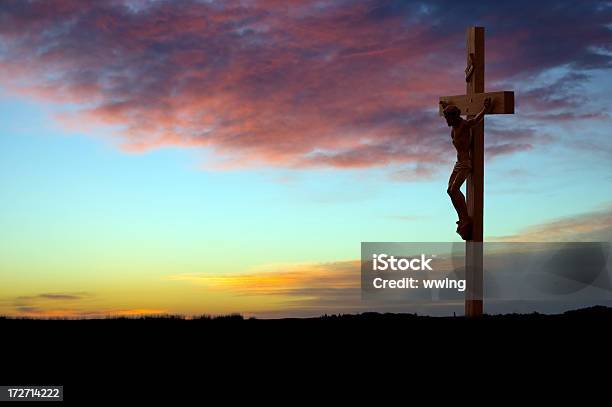 Crucifijo En Sunrise Foto de stock y más banco de imágenes de Jesucristo - Jesucristo, Pasión, Cruz - Forma