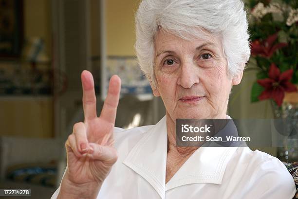 Tranquillo Senior - Fotografie stock e altre immagini di Gente serena - Gente serena, Segno di pace, Simboli della pace