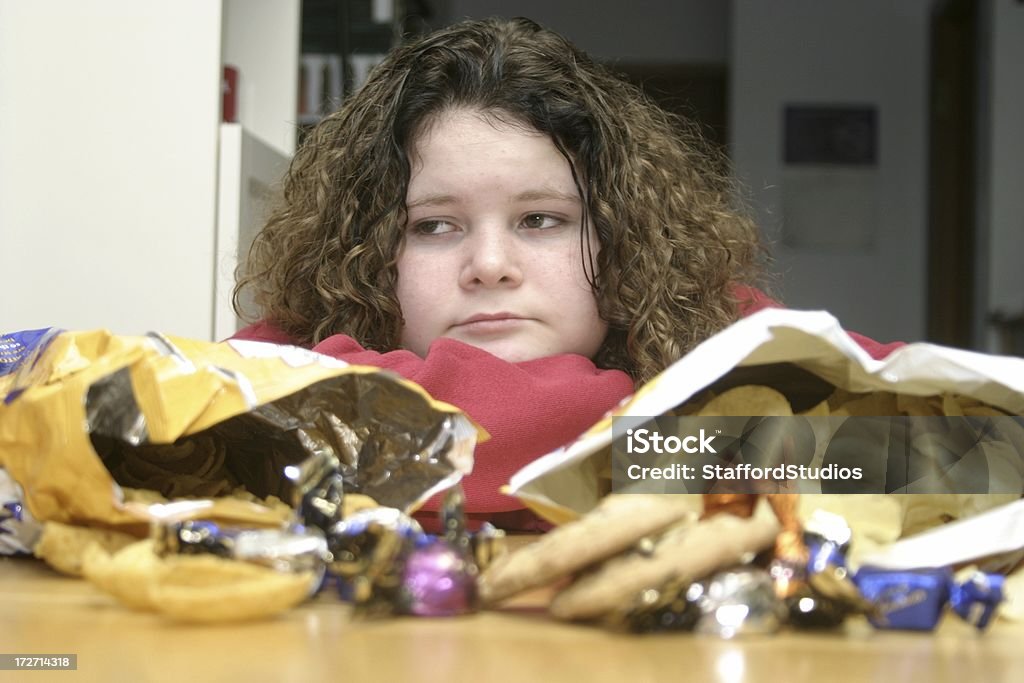 Junges Mädchen mit Junk-Food - Lizenzfrei Fett - Nährstoff Stock-Foto