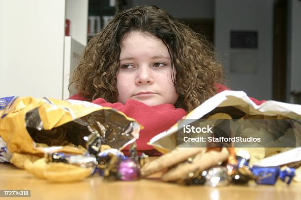 Chica Joven Con La Basura Foto de stock y más banco de imágenes de Golosina - Golosina, Grasa - Nutriente, Niño