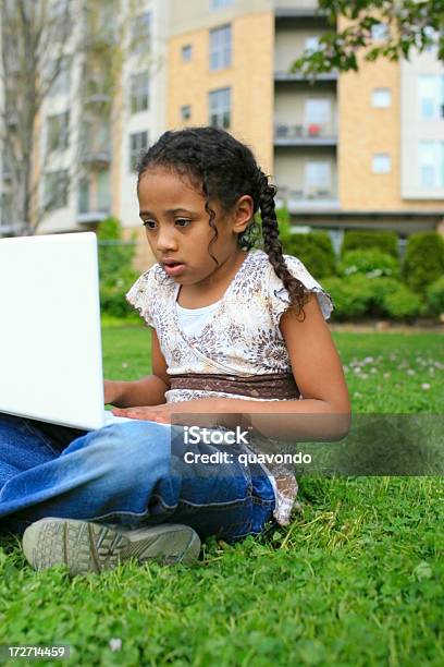 Afroamericana Primária De Idade Menina Com Laptop Na Grama Ao Ar Livre - Fotografias de stock e mais imagens de Aprender