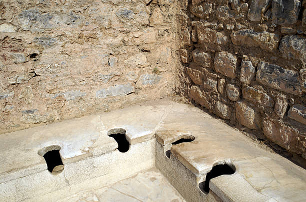 graeco-romano sanitas turquia de éfeso - toilet public restroom ephesus history imagens e fotografias de stock