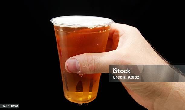 Kunststoff Becher Bier In Stockfoto und mehr Bilder von Bier - Bier, Festhalten, Alkoholisches Getränk