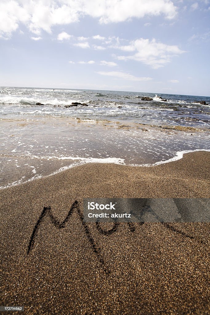 Maman écrit dans le sable - Photo de Activité libre de droits