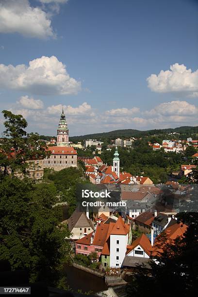 Vista Città Di Cesky Krumlov - Fotografie stock e altre immagini di Abbaino - Abbaino, Albero, Ambientazione esterna