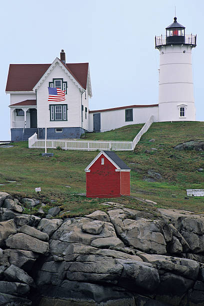 phare de nubble - flag maine nubble lighthouse vertical photos et images de collection