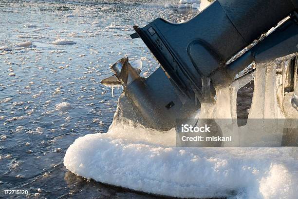 Foto de Frozen Motor De Popa e mais fotos de stock de Inverno - Inverno, Veículo Aquático, Frio