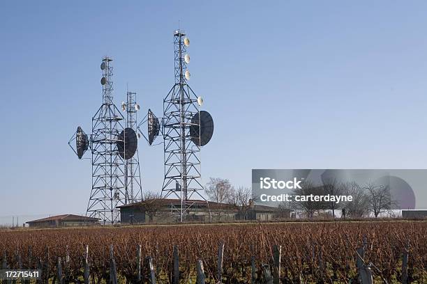 휴대폰 타워수 In French Countryside 건물 외관에 대한 스톡 사진 및 기타 이미지 - 건물 외관, 농장, 송수신 타워