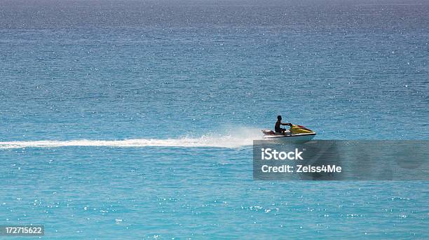 Foto de Jetskier Riscos Para O Azul Turquesa Do Caribe e mais fotos de stock de Embarcação Pessoal - Embarcação Pessoal, Caribe, Amarelo