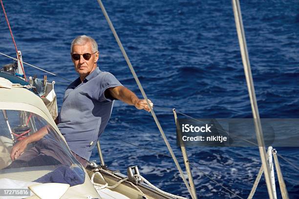 Человек На Парусная Лодка — стоковые фотографии и другие картинки Зрелый мужчина - Зрелый мужчина, Морское судно, 50-59 лет