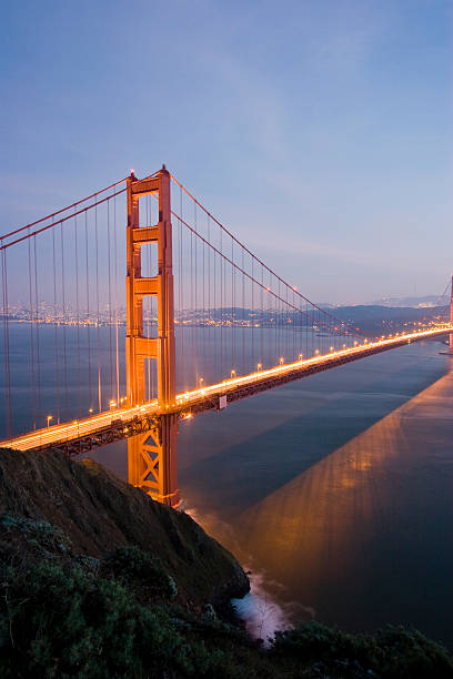 golden gate bridge bei nacht - san francisco county suspension bridge cityscape marin tower stock-fotos und bilder