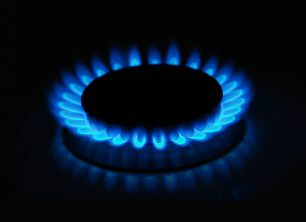 cuisinière à gaz flamme - flame gas natural gas blue photos et images de collection