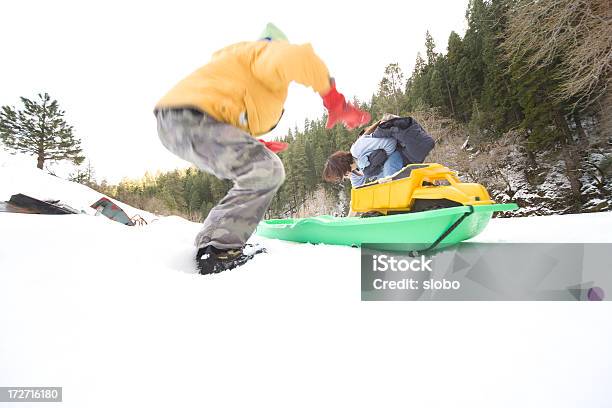 Madre Y Niño En La Nieve Foto de stock y más banco de imágenes de Actividad - Actividad, Actividades recreativas, Bola de nieve