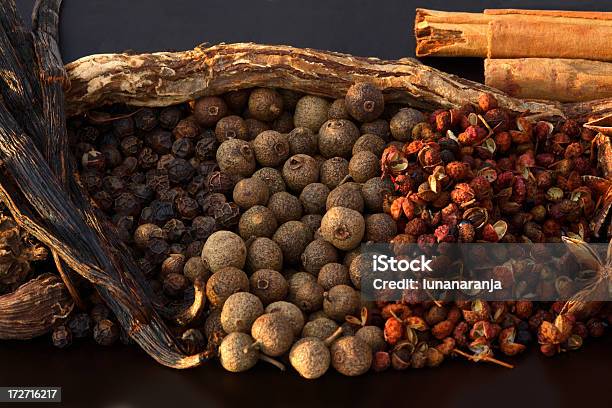 Foto de Três Pimentas e mais fotos de stock de Baunilha de Madagascar - Baunilha de Madagascar, Medicina Ayurveda, Comida