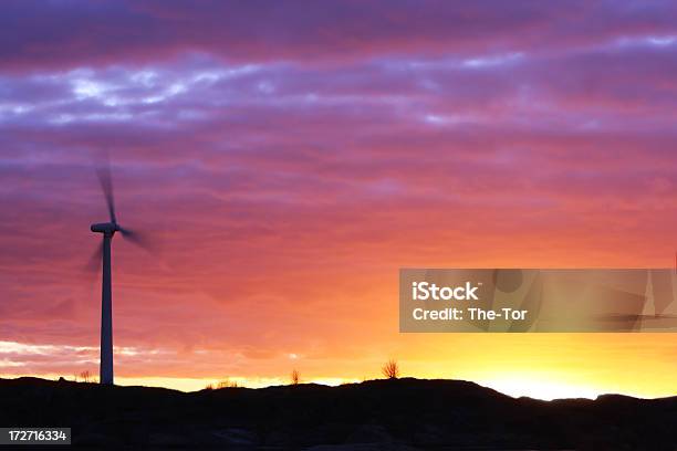 Turbina A Vento - Fotografie stock e altre immagini di Ambiente - Ambiente, Cielo, Cielo minaccioso