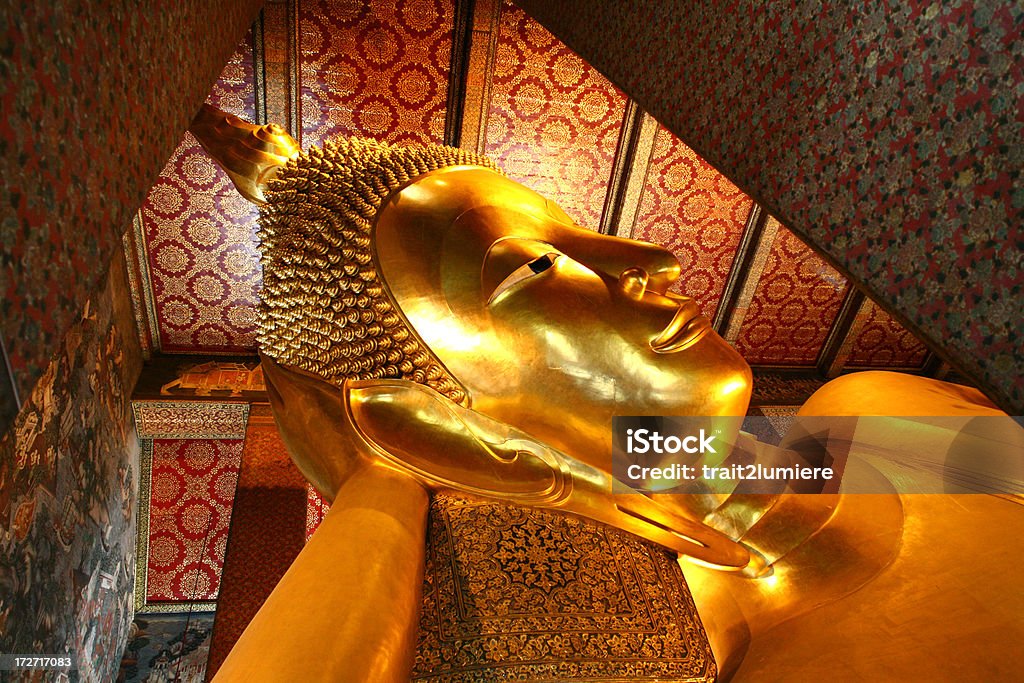 Ruhender buddha in Wat Pho in Bangkok, Thailand. - Lizenzfrei Antiker Gegenstand Stock-Foto